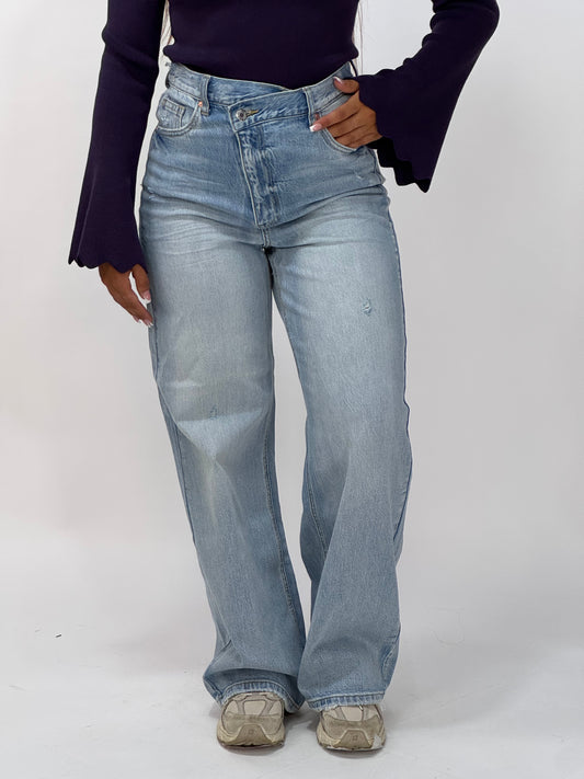 JEANS BOTTONCINO ASIMMETRICO